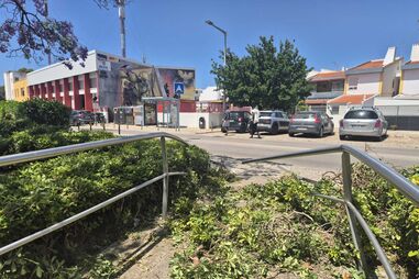 Mulher morre colhida por carro no passeio em frente ao marido. Bombeiros de Albufeira impedem condutora de fugir