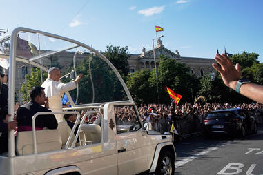  Papa Leão XIV chega no papamóvel à Plaza de Cibeles para presidir a missa em comemoração à festa católica de Corpus Christi em Madrid