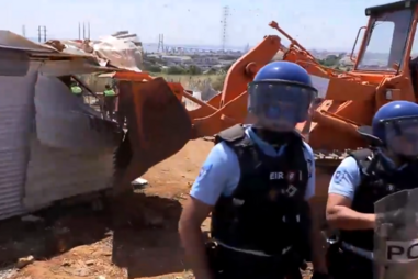 Idosos e crianças ficaram sem tecto nas demolições no bairro do Talude 