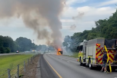 Incêndio em camião provoca explosões de fogo de artifício em autoestrada nos EUA