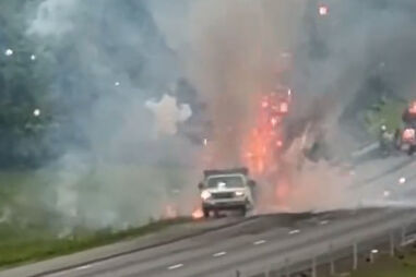 Novas imagens mostram ‘espetáculo’ de fogo de artifício em autoestrada após incêndio em camião nos EUA 