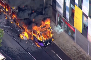 Imagens aéreas mostram chamas e caos nas ruas de Belfast durante protestos anti-imigração