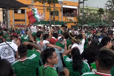 Adeptos do México celebram vitória sobre a África do Sul no jogo de abertura do Mundial 2026 