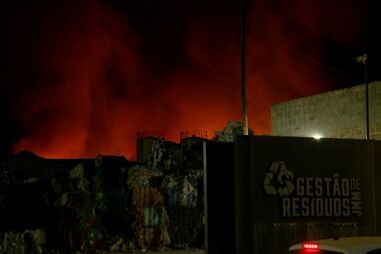 Dominado incêndio que deflagrou em armazém de reciclagem em Montemor-o-Novo