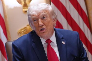 Trump na reunião do executivo na Casa Branca