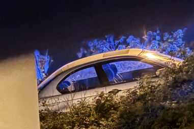 Carro despista-se e fica em risco de cair por encosta em Cascais