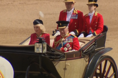 Rei Carlos III celebra aniversário oficial com tradicional desfile militar em Londres