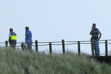 Elementos da Polícia Marítima do porto de Leixões na praia do Cabo do Mundo, em Matosinhos
