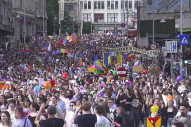 Marcha LGBTQ+ leva milhares de pessoas ao centro de Bucareste em defesa da igualdade