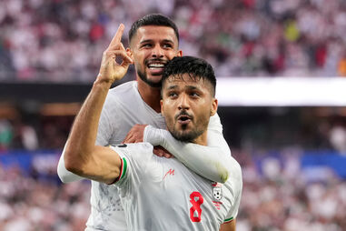 Iraniano Mohammad Mohebbicomemora após marcar o segundo golo da equipa
