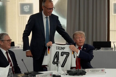 Chanceler alemão oferece camisola da seleção da Alemanha a Donald Trump 