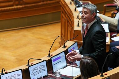 José Luís Carneiro, secretário-geral do PS, no debate quinzenal no Parlamento