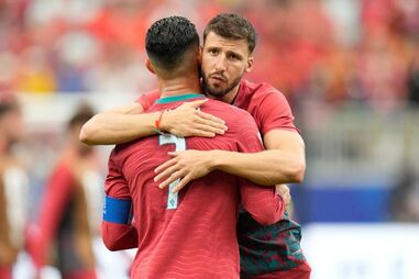 Ruben Dias abraça Cristiano Ronaldo após o empate frente à RD Congo na estreia no Mundial2026