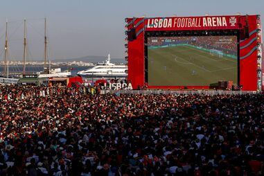Adeptos de Portugal na Lisboa Football Arena, no Terreiro do Paço, Praça do Comércio