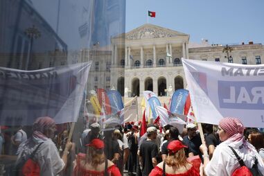 Centenas contra pacote laboral junto ao parlamento durante discussão da proposta 