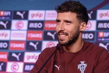 “As setas não estão apontadas a um só jogador”: Rúben Dias sai em defesa de Ronaldo