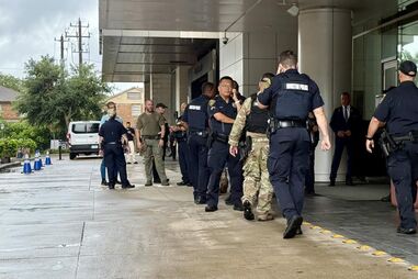 Este é o dispositivo policial à entrada do hotel onde a seleção portuguesa está instalada