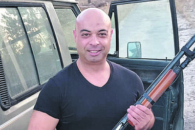 Adjunto Nuno Pestana posou com arma de fogo nos terrenos da cadeia