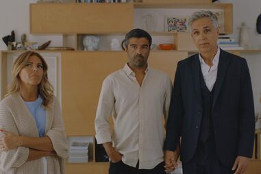 Sónia Araújo, Hugo Nicolau e Miguel Babo numa cena de 'Por Mais um Dia'