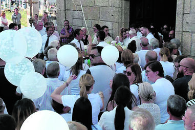 Balões brancos à saída do caixão da igreja