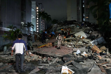 Equipas de resgate no meio dos escombros após sismo em Caracas, Venezuela 