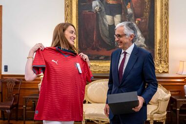 Aguiar-Branco oferece camisola da seleção a Roberta Metsola durante visita ao Parlamento