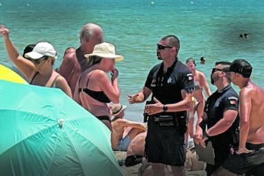 Polícia Marítima em ação na praia Verde. Quem tinha guarda-sóis em frente aos concessionários teve de os retirar