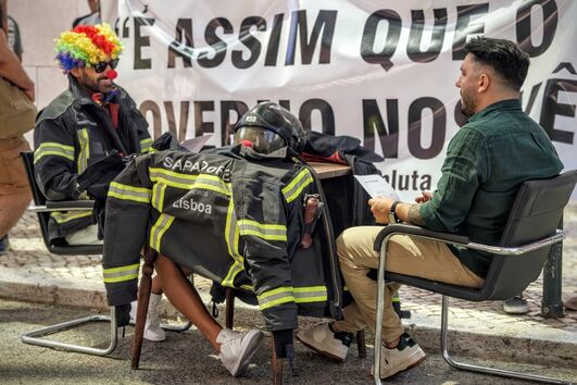 Bombeiros protestam em Lisboa com disfarces de palhaço após cancelamento de reunião com o governo