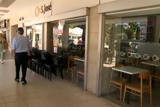 Assaltantes levam garrafas de wiskey, tabaco e 800 euros de café em centro comercial de Coimbra