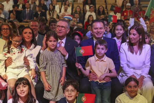 Presidente da República e Margarida Maldonado Freitas (à esq) com o primeiro-ministro e Carla Montenegro (à dir.) num encontro com portugueses