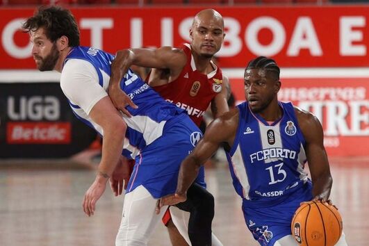FC Porto empatou esta terça-feira a final da Liga portuguesa de basquetebol, ao vencer em casa do tetracampeão em título Benfica, por 102-98, após prolongamento