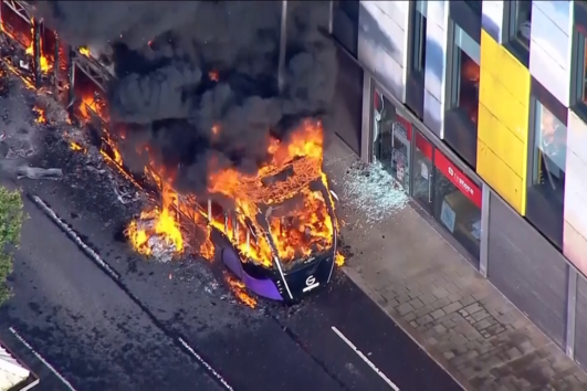 Imagens aéreas mostram chamas e caos nas ruas de Belfast durante protestos anti-imigração