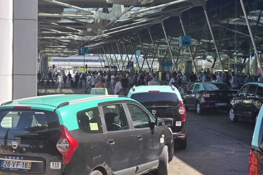 Taxistas em protesto espontâneo bloqueiam praça de táxis no Aeroporto de Lisboa