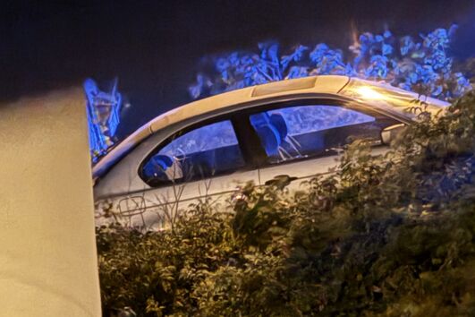Carro despista-se e fica em risco de cair por encosta em Cascais