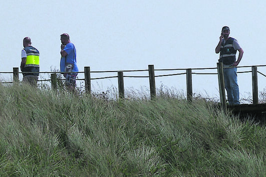 Elementos da Polícia Marítima do porto de Leixões na praia do Cabo do Mundo, em Matosinhos