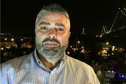 Marinheiro terá saído para apanhar ar e caiu de varandim sem corrimão