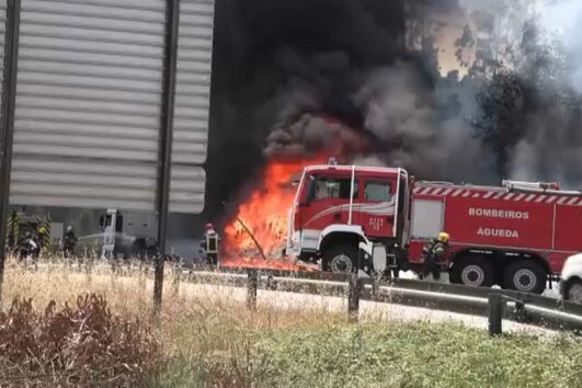 Reboque de camião destruído pelas chamas em Águeda
