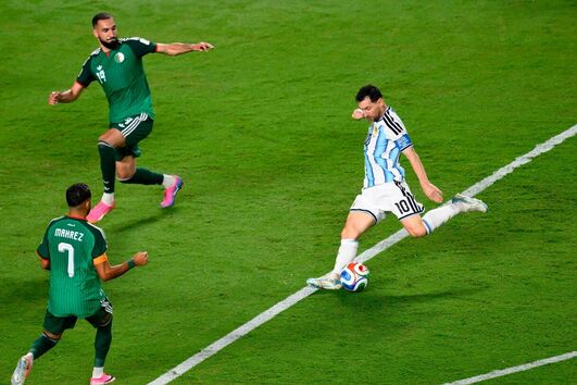Messi marcou os três golos da vitória da Argentina diante da Argélia