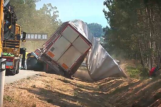 Camião de transporte de veículos despista-se na A1