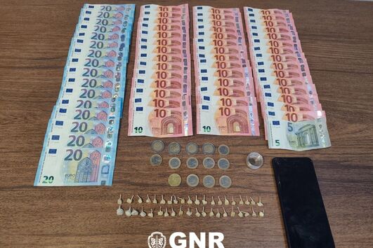GNR apreendeu dinheiro, um telemóvel e cocaína.