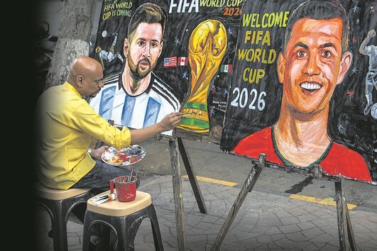 O duelo entre Messi e Ronaldo é aguardado em todo o Mundo. Na Índia podem ver-se pinturas de um artista da cidade de Mumbai