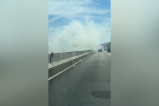 Um veículo ligeiro entrou em combustão na tarde desta sexta-feira enquanto circulava na faixa do meio do IC20, Via Rápida da Costa da Caparica