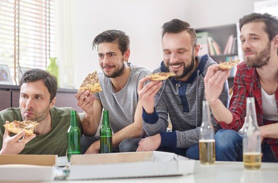 Futebol, sofá e pizza o trio do Mundial