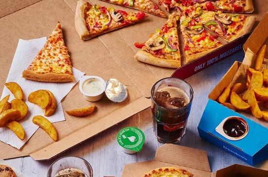 Domino's + futebal = festa