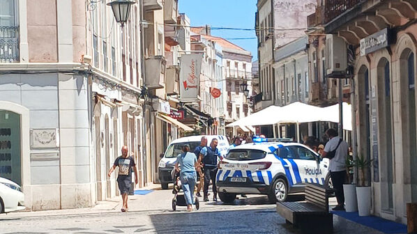 Furto de artigos em ouro em ourivesaria travado por funcionária nas Caldas da Rainha