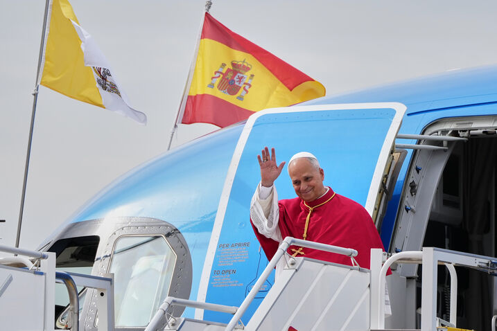Papa Leão XIV chega ao Aeroporto Internacional Adolfo Suárez de Madrid