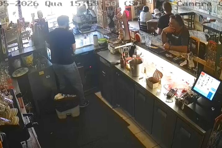 Novas imagens exclusivas da CMTV mostram padrasto em café em Fátima um dia depois de ter abandonado crianças francesas