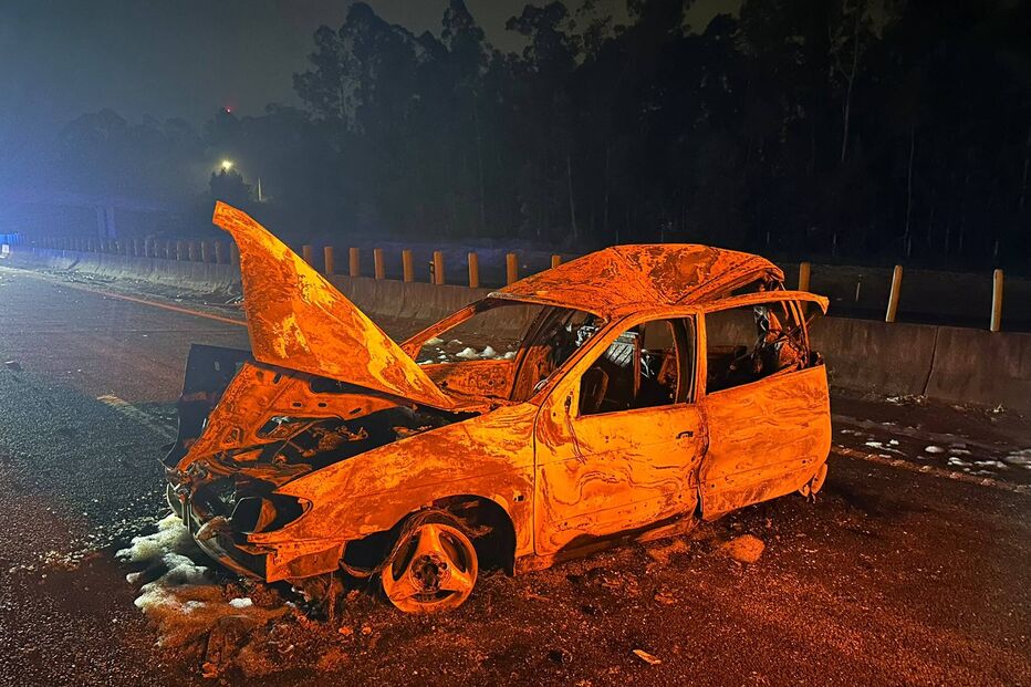 Uma pessoa morre carbonizada em colisão entre dois carros na A1 entre os nós de Estarreja e Feira
