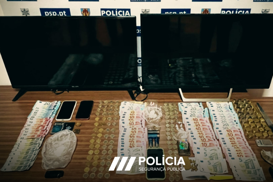 A Polícia apresenta apreensão de dinheiro, televisões e telemóveis