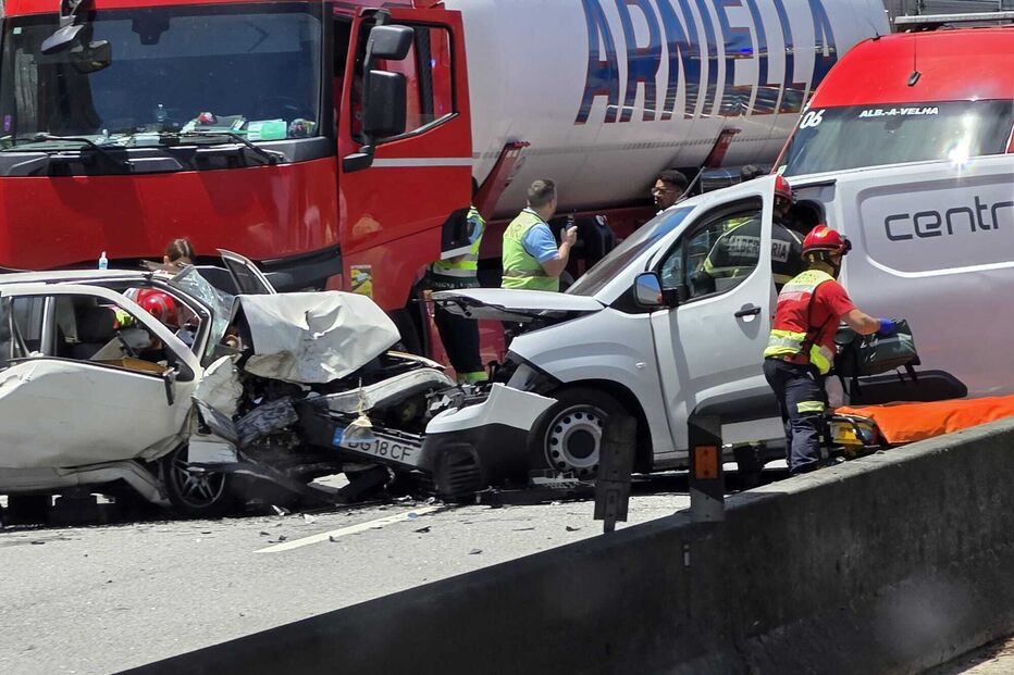 Colisão entre duas viaturas ligeiras obrigou, esta segunda-feira, ao corte nos dois sentidos da A25 na zona de Albergaria-a-Velha.